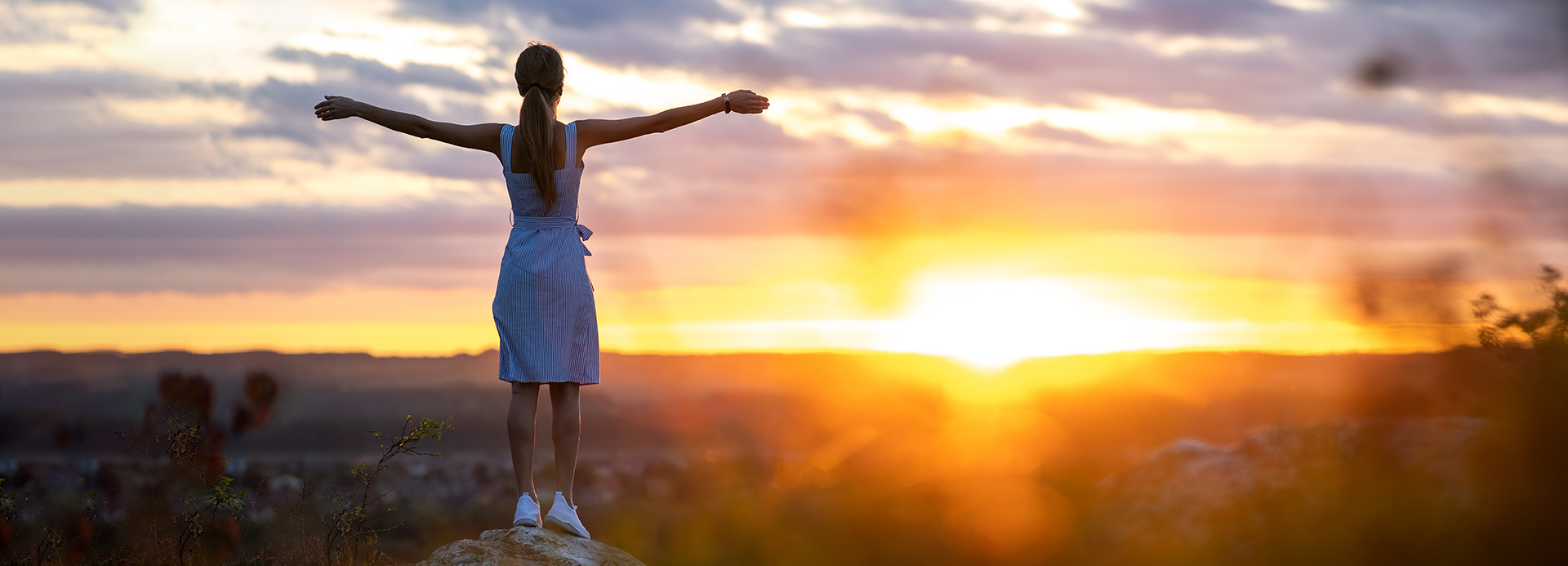 Frau vor Sonnenuntergang